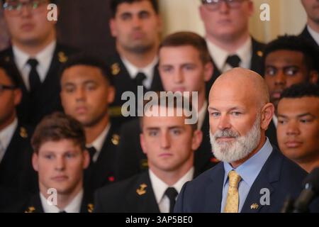 Washington DC, USA. April 2025, Washington, District of Columbia, USA: Brian Newberry, Trainer des US Naval Academy Football Teams, nimmt an der Commander in Chief Trophäe Präsentation im Weißen Haus Teil. Präsident DONALD TRUMP überreichte die Trophäe der Serviceakademie mit der besten Bilanz gegen die anderen Akademien. Navy, Army und die US Air Force Academy kämpfen jedes Jahr um diese Ehre. (Kreditbild: © Andrew Leyden/ZUMA Press Wire) NUR REDAKTIONELLE VERWENDUNG! Nicht für kommerzielle ZWECKE! Quelle: ZUMA Press, Inc./Alamy Live News Stockfoto