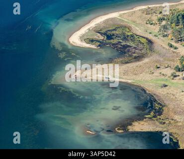 Aus der Vogelperspektive auf den ruhigen Baikalsee und den Fluss Angara mit einer wunderschönen Küste, Irkutsk, Russland. Stockfoto