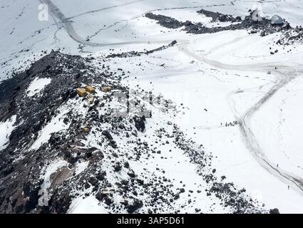 Aus der Vogelperspektive auf den majestätischen Elbrus-Berg bedeckt mit Schnee und Eis, Kabardino Balkaria, Russland. Stockfoto