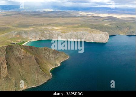 Blick aus der Vogelperspektive auf den ruhigen Baikalsee, umgeben von majestätischen Bergen und Klippen, südsibirisches Russland. Stockfoto