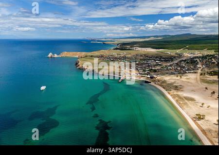 Blick aus der Vogelperspektive auf den wunderschönen Baikalsee mit ruhiger Küste und abgelegenem Dorf, Khuzhir, Russland. Stockfoto