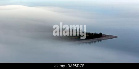 Blick aus der Vogelperspektive auf den ruhigen Baikalsee, umgeben von Nebel und Bäumen, südsibirisches Russland. Stockfoto