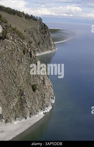 Blick aus der Vogelperspektive auf den wunderschönen Baikalsee, umgeben von majestätischen Klippen und den Baikalgebirge, Oblast Irkutsk, Russland. Stockfoto