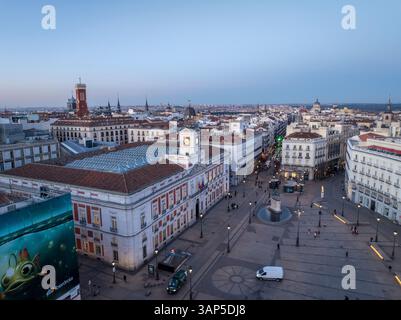 Aus der Vogelperspektive auf die geschäftige Puerta del Sol mit historischen Gebäuden und Uhrenturm, Centro, Madrid, Spanien. Stockfoto