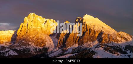 Aus der Vogelperspektive auf majestätische schneebedeckte Berge bei Sonnenuntergang mit alpenglow, Castelruth, Italien. Stockfoto