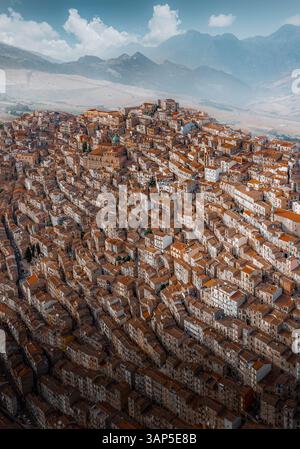 Blick aus der Vogelperspektive auf das malerische Gangi-Dorf mit Steingebäuden und malerischen Bergen, Sizilien, Italien. Stockfoto