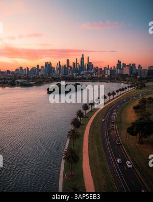Blick aus der Vogelperspektive auf Albert Park bei Sonnenuntergang, Melbourne, Australien. Stockfoto
