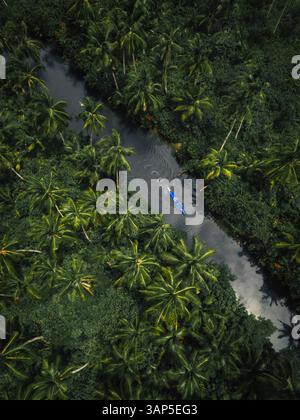 Drohnenansicht eines Kanus auf dem tropischen Fluss auf Siargao Island, DAPA, Surigao del Norte, Philippinen. Stockfoto