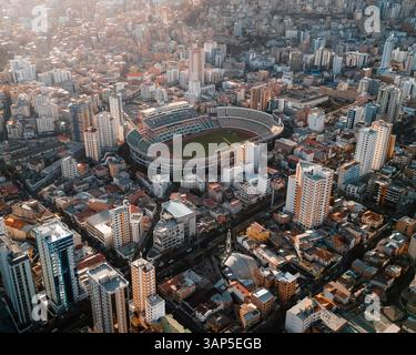 Drohnenansicht der Stadt La Paz und des Fußballstadions Hernando Siles in La Paz, Bolivien. Stockfoto