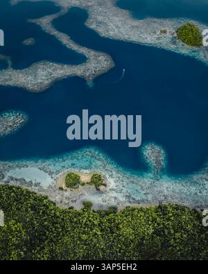 Drohnenansicht eines Katamarans, der die Küste der Sugba Blue Lagoon, einer tropischen Lagune auf der Insel Siargao, Surigao del Norte, Philippinen, segelt. Stockfoto