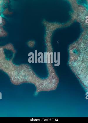 Drohnenansicht eines Katamarans, der die Küste der Sugba Blue Lagoon auf der Insel Siargao auf den Philippinen segelt. Stockfoto