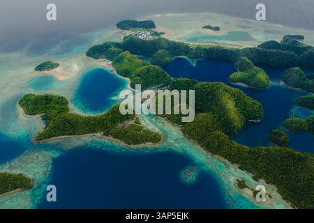 Drohnenansicht der Küste der Sugba Blue Lagoon auf der Insel Siargao auf den Philippinen. Stockfoto