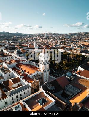 Luftaufnahme der Drohne bei Sonnenuntergang auf die Stadt Sucre und ihre Altstadt in der Region Sucre, Bolivien. Stockfoto