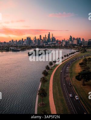 Blick auf die Drohne bei Sonnenuntergang auf Albert Park und Lake in Melbourne, Victoria, Australien. Stockfoto