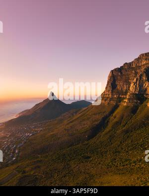 Aus der Vogelperspektive auf den Lion's Head Mountain bei Sonnenuntergang über Kapstadt, Südafrika. Stockfoto