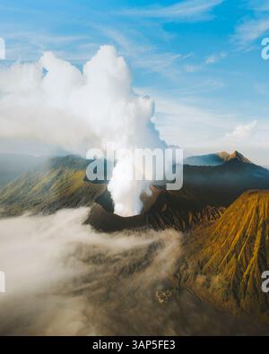 Aus der Vogelperspektive des Vulkans Bromo während des Ausbruchs im Bromo Tengger Semeru Nationalpark, Ost-Java, Indonesien. Stockfoto