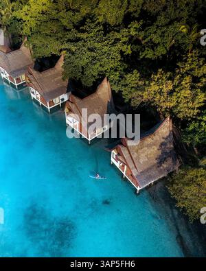 Blick aus der Vogelperspektive auf ein Luxusresort an der Küste von Sugba Lagoon, Siargao, Philippinen. Stockfoto