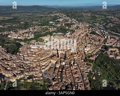 Blick aus der Vogelperspektive auf die historische mittelalterliche Altstadt mit wunderschönen Steinbauten und malerischen Dächern, Siena, Italien. Stockfoto