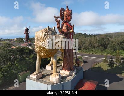 Luftaufnahme der Durga Maa Bhavani Statue mit Löwe in ruhiger Landschaft, Grand Bassin, Mauritius. Stockfoto