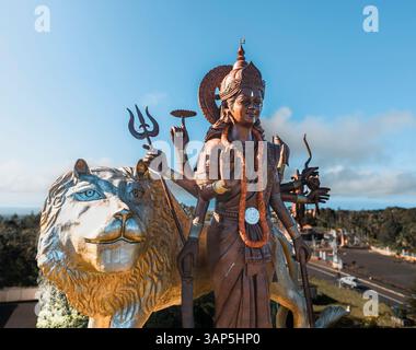 Luftaufnahme der Durga Maa Bhavani Statue und Löwenstatue in Grand Bassin, Mauritius. Stockfoto