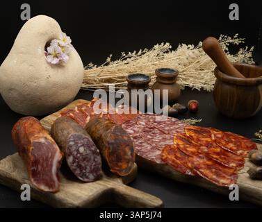 Ein wunderschön gefertigtes Charcuterie Display mit kreativ gestalteten natürlichen Elementen Stockfoto