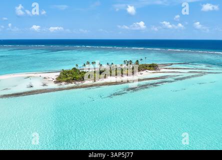 Blick aus der Vogelperspektive auf das tropische Paradies Resort auf Innafinolhu Island, Malediven. Stockfoto