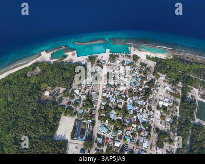 Aus der Vogelperspektive auf das wunderschöne türkisfarbene Meer und den Sandstrand, Muraidhoo, Haa Dhaalu Atoll, Malediven. Stockfoto