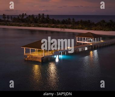 Blick aus der Vogelperspektive auf das Luxusresort South Palm Resort, Steg am weißen Sandstrand in Ismehela Hera, Addu Atoll, Malediven. Stockfoto