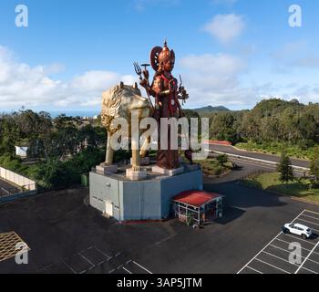 Drohnenansicht der gigantischen Statue der hinduistischen Göttin Durga Maa Bhavani mit goldenem Löwen mit Blick auf den Eingang der heiligen Stätte, Grand Bassin, Stockfoto