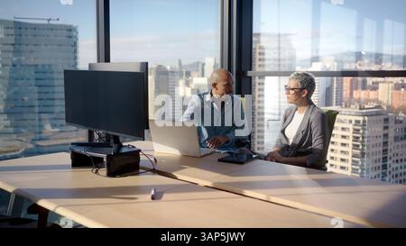 Geschäftskollegen diskutieren Strategie im modernen Büro Stockfoto