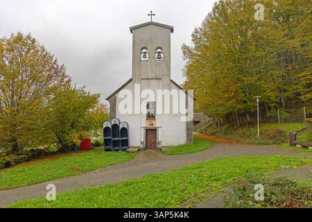Serbisch-orthodoxe Kirche der Heiligen Peter und Paul im Nikola Tesla Museumskomplex in Smiljan Kroatien Stockfoto