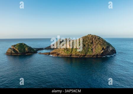 Aus der Vogelperspektive auf die kleine Vulkaninsel Vila Franco do Compa bei Sonnenaufgang, Sao Miguel, Azoren, Portugal. Stockfoto
