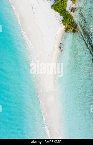 Aus der Vogelperspektive einer Sandbank, die überflutet wird, Malediven. Stockfoto