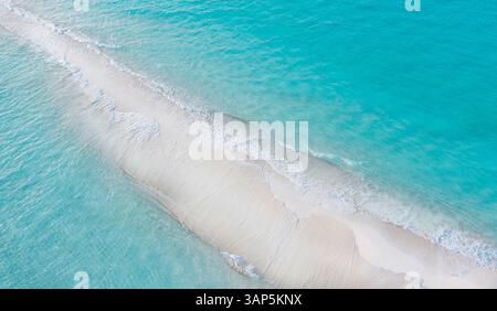 Aus der Vogelperspektive einer Sandbank, die überflutet wird, Malediven. Stockfoto