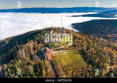 Panoramablick auf die Merkur mit Aussichtsturm, umgeben von schwimmendem Nebel im Herbst, Baden Baden Baden, Schwarzwald, Deutschland. Stockfoto
