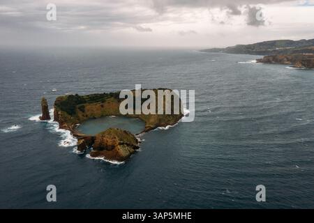 Aus der Vogelperspektive auf die Insel Vila Franca do Campo, dem untergetauchten Vulkan vor der Küste der Insel Sao Miguel auf den Azoren, Portugal. Stockfoto