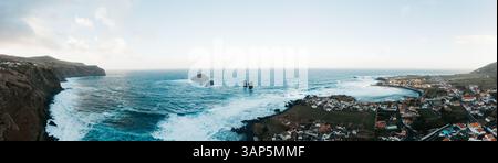 Panoramablick auf die Felsformationen Praia dos Mosteiros und die Stadt auf der Insel Sao Miguel auf den Azoren, Portugal. Stockfoto