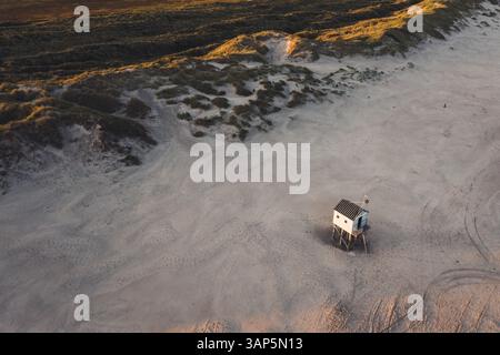 Aus der Vogelperspektive auf ein kleines Schuppen am Strand der Insel Terschelling, Friesland, Niederlande. Stockfoto