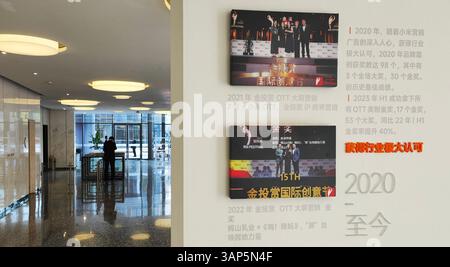 SHANGHAI, CHINA - 15. APRIL 2025 - Innenansicht des Hauptsitzes der Xiaomi Group in Shanghai, China am 15. April 2025. Stockfoto