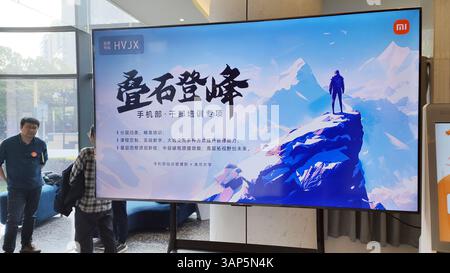 SHANGHAI, CHINA - 15. APRIL 2025 - Innenansicht des Hauptsitzes der Xiaomi Group in Shanghai, China am 15. April 2025. Stockfoto