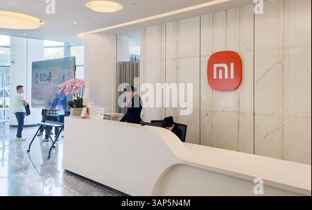 SHANGHAI, CHINA - 15. APRIL 2025 - Innenansicht des Hauptsitzes der Xiaomi Group in Shanghai, China am 15. April 2025. Stockfoto
