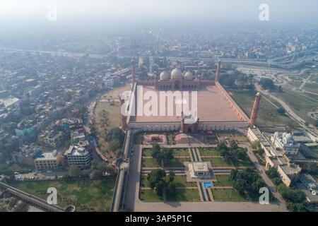 Luftaufnahme von Badshahi Masjid und Lahore Fort in der Altstadt, Lahore, Punjab, Pakistan. Stockfoto