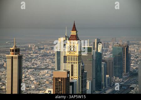 Blick aus der Vogelperspektive auf moderne Wolkenkratzer und Gebäude entlang der Sheikh Zayed Road, Dubai, Vereinigte Arabische Emirate. Stockfoto