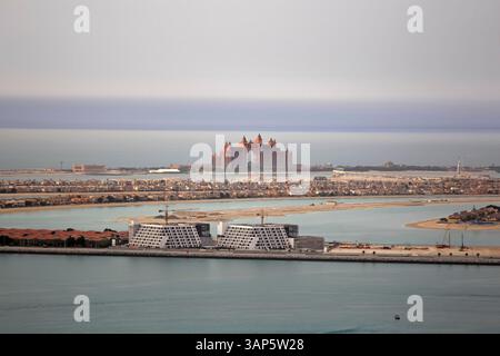 Luftaufnahme von Palm Islands, Palm Jumeirah, Atlantis The Royal, Dubai, Vereinigte Arabische Emirate. Stockfoto