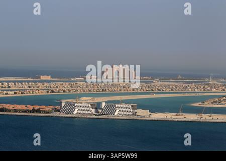 Blick aus der Vogelperspektive auf Palm Islands, Palm Jumeirah, Atlantis the Royal, Meer und Gebäude, Dubai, Vereinigte Arabische Emirate. Stockfoto