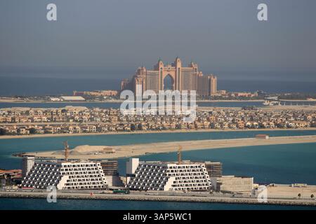 Luftaufnahme der Palm Islands und Palm Jumeirah mit Atlantis The Royal, Dubai, Vereinigte Arabische Emirate. Stockfoto