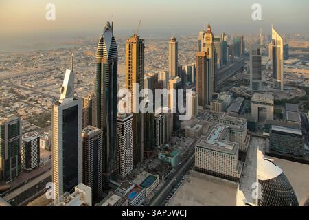 Blick aus der Vogelperspektive auf moderne Wolkenkratzer und geschäftige Stadtlandschaft entlang der Sheikh Zayed Road, Dubai, Vereinigte Arabische Emirate. Stockfoto