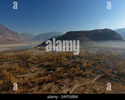 Aus der Vogelperspektive auf die majestätischen Himalaya-Berge und den ruhigen Fluss in Gilgit-Baltistan, Pakistan. Stockfoto