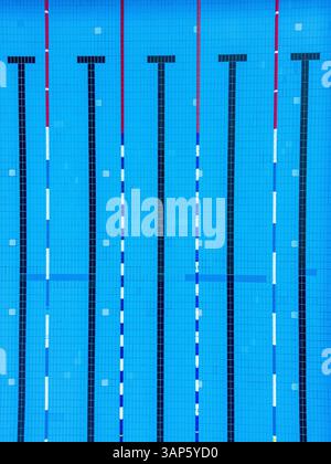 Luftaufnahme geometrischer Muster öffentlicher Becken mit blauem Wasser und sauberen Fliesen, Gesundbrunnen, Deutschland. Stockfoto