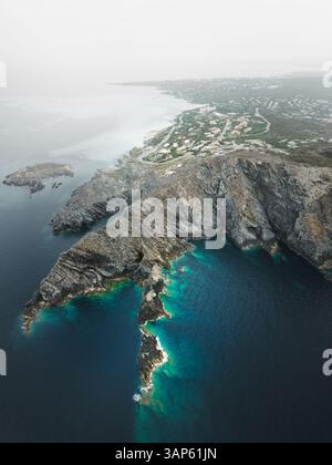 Aus der Vogelperspektive auf die wilde Landschaft mit Felsvorsprung in der Nähe der Stadt La Pelosa mit Blick auf das Mittelmeer, Sassari, Sardinien, Italien. Stockfoto